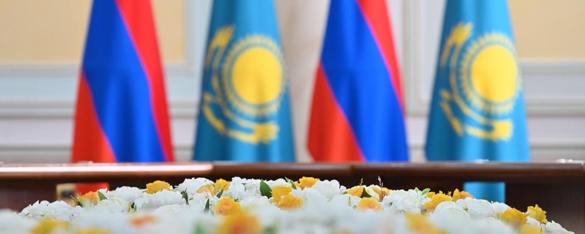 Глава МИД Армении Арарат Мирзоян прибыл в Казахстан - Sputnik Казахстан, 1920, 15.10.2025