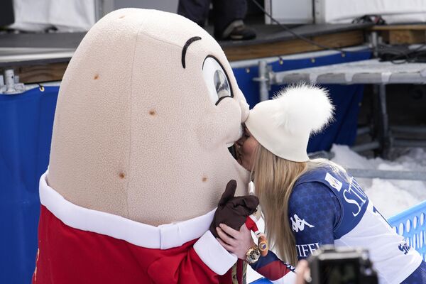 Занявшая второе место Линдси Вонн приветствует талисман в виде картофеля перед церемонией награждения на финале Кубка мира по горнолыжному спорту в Сан-Вэлли, штат Айдахо, США.  - Sputnik Казахстан