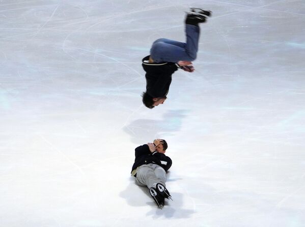 Спортсмен Дмитрий Алиев (вверху), занявший второе место на открытом шоу-турнире по фигурному катанию в Санкт-Петербурге, на церемонии награждения. - Sputnik Казахстан