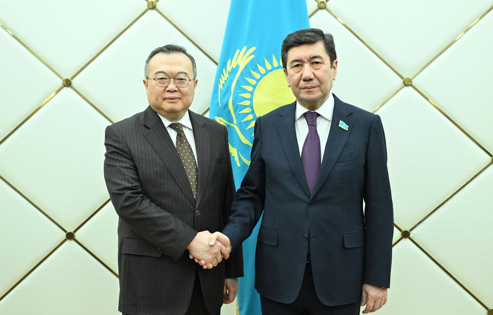 Спикер мажилиса Ерлан Кошанов встретился с Заведующим Отделом международных связей Центрального комитета Коммунистической партии Китая Лю Цзяньчао - Sputnik Казахстан, 1920, 27.03.2025