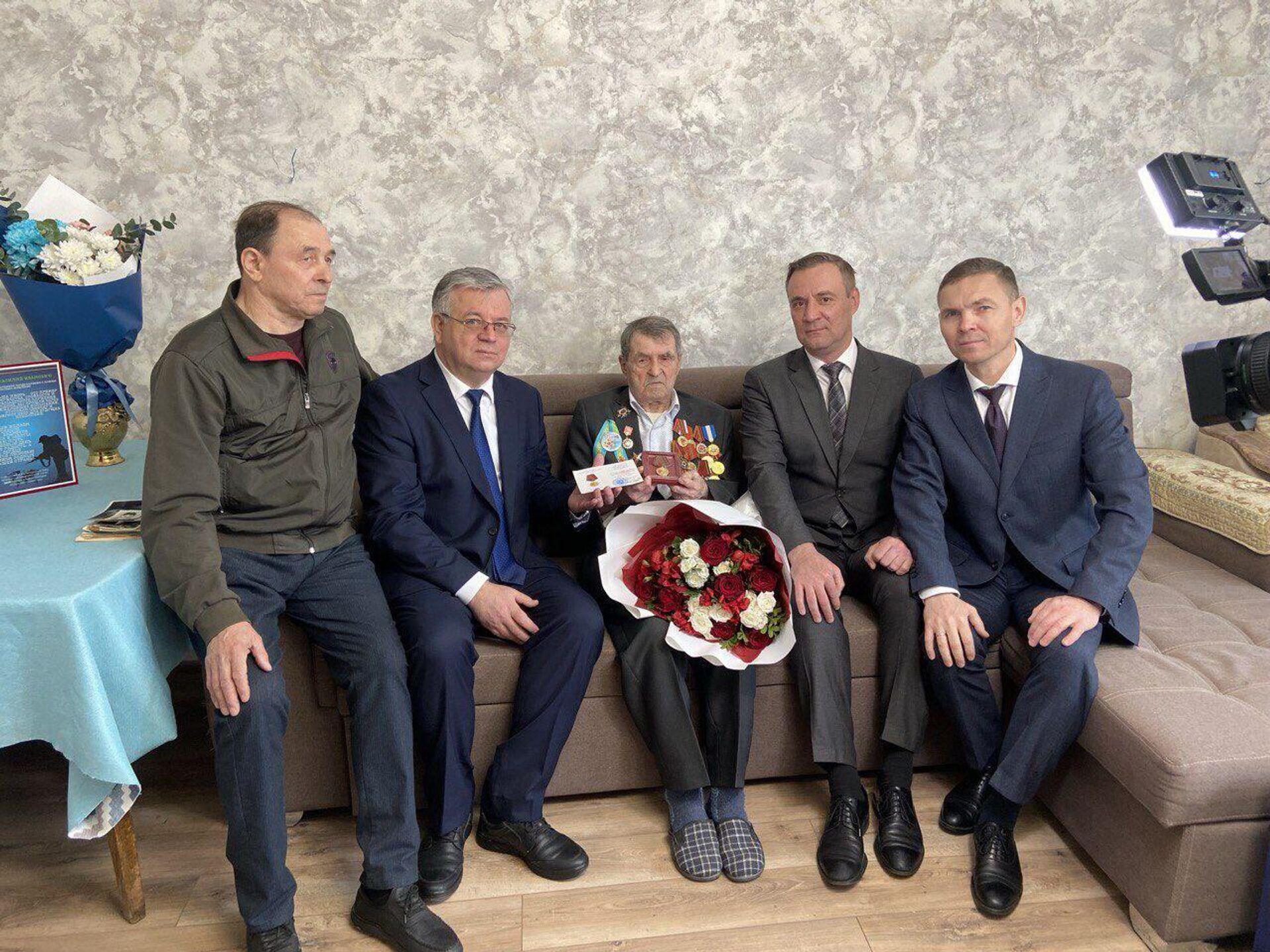 Ветерана войны Василия Зинченко поздравили российские дипломаты - Sputnik Казахстан, 1920, 29.03.2025