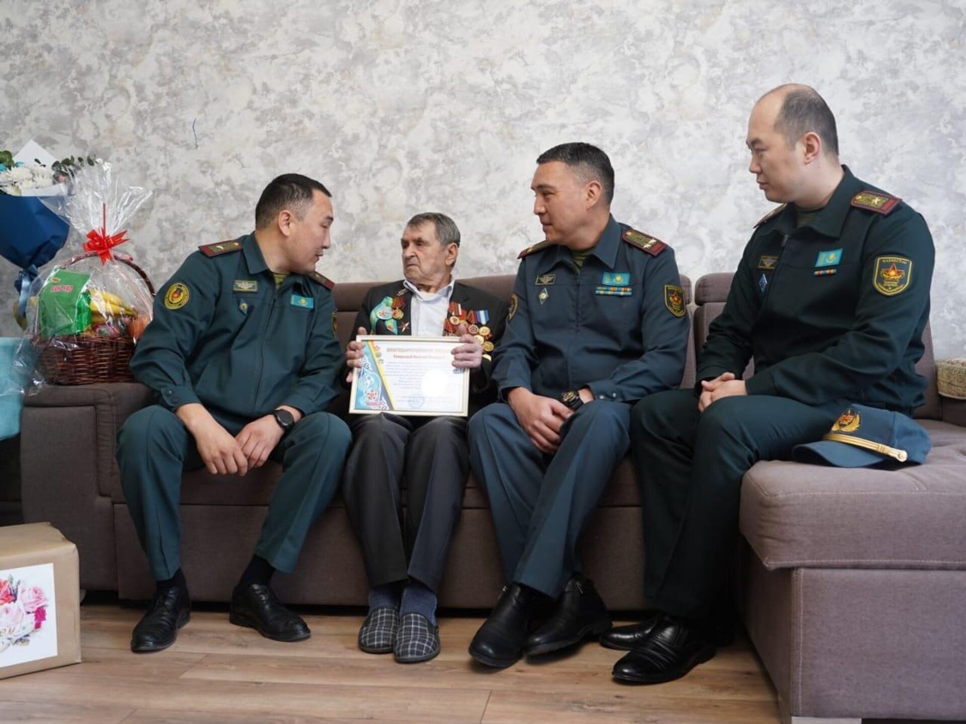 Ветерана войны Василия Зинченко поздравили военнослужащие Военно-инженерного института радиоэлектроники и связи и управления по делам обороны Турксибского района Алматы - Sputnik Казахстан, 1920, 29.03.2025