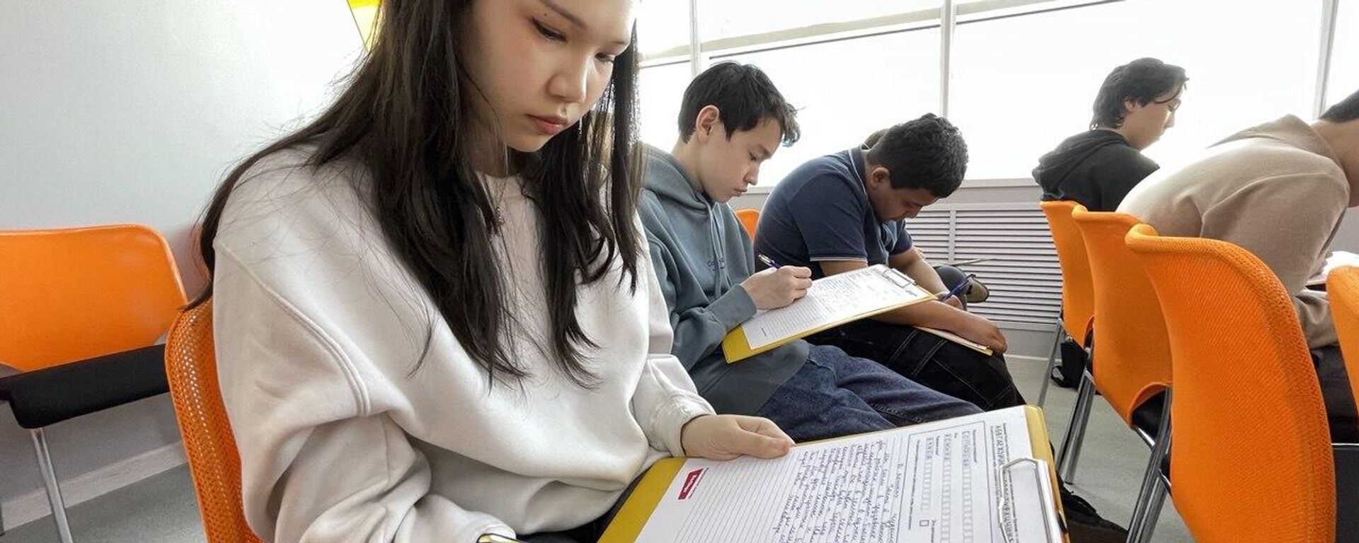 Астаналық оқушылар жаппай диктант жазды - Sputnik Қазақстан, 1920, 05.04.2025