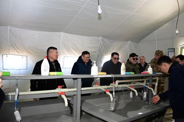 Мажилисмены ознакомились с бытом военных в полевом лагере - Sputnik Казахстан