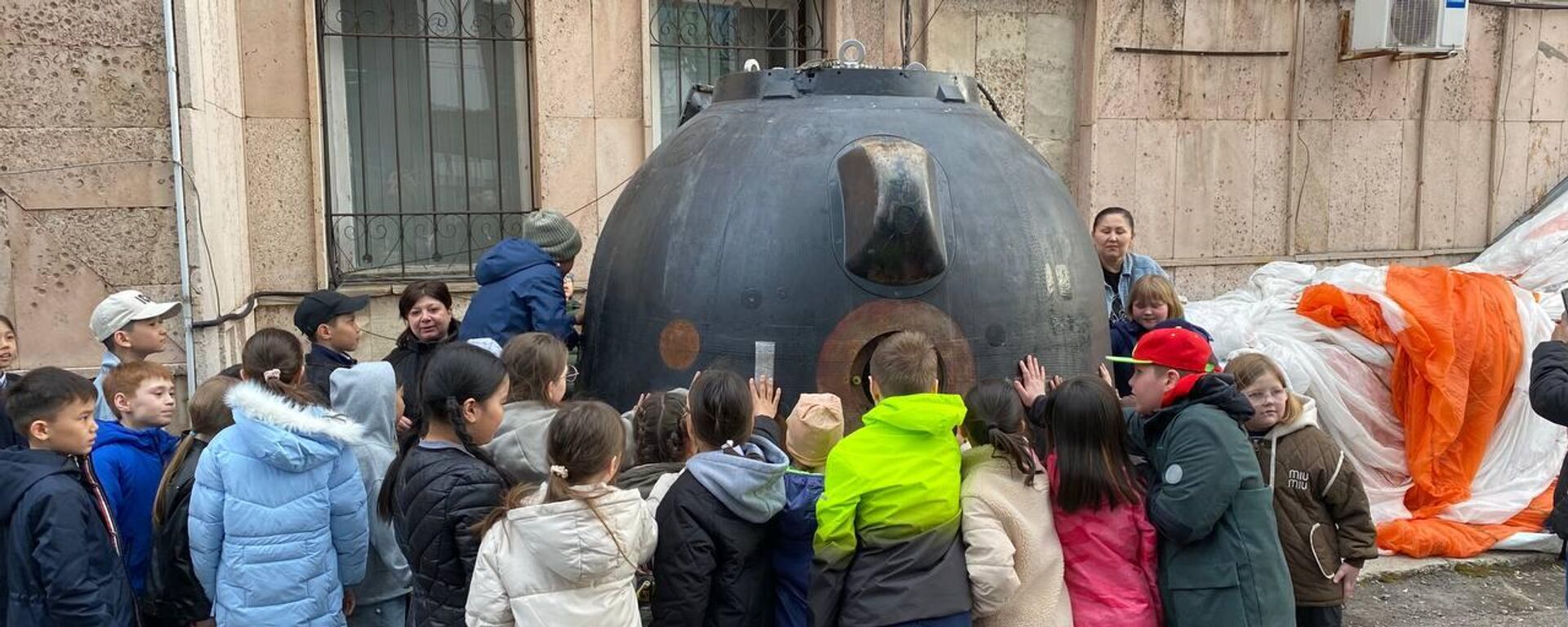 В Русском доме открылась Неделя космоса и выставка Мой космос - Sputnik Казахстан, 1920, 07.04.2025