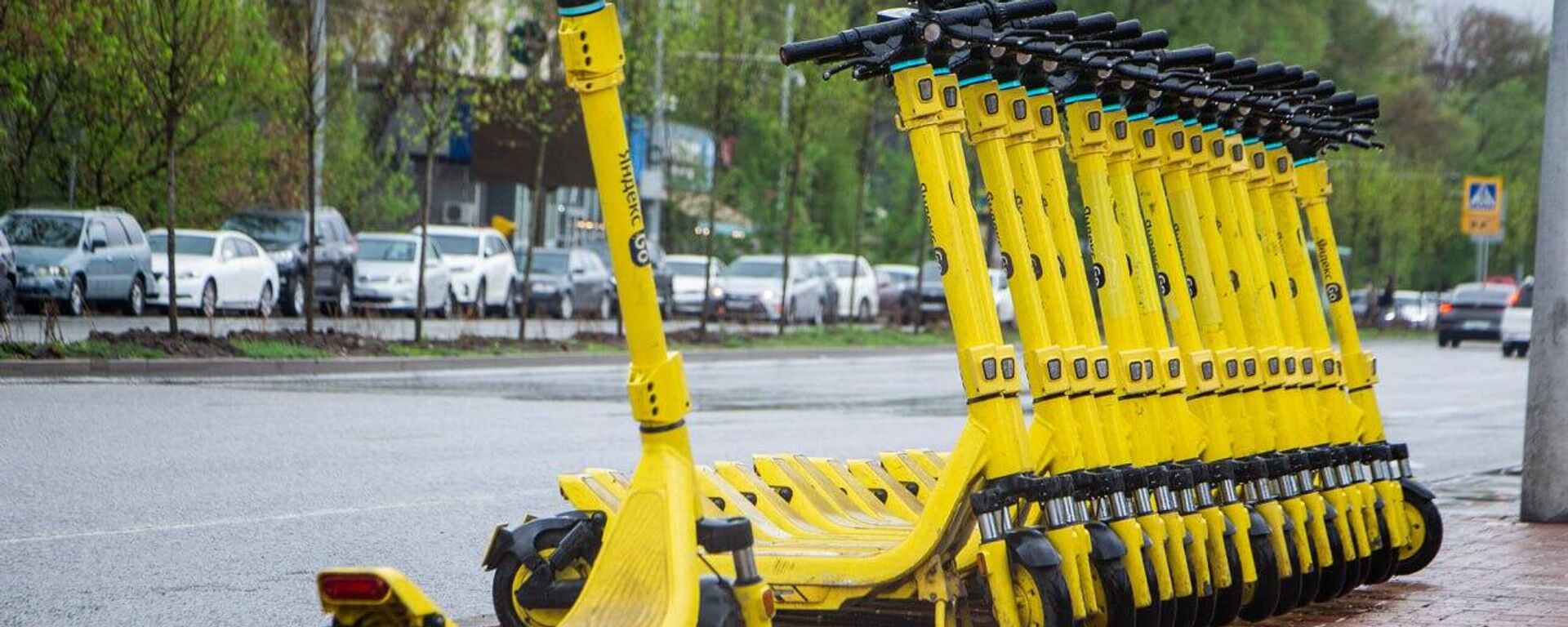 Алматыда бір тәулік ішінде самокат жүргізушілері 800-ден астам бұзушылыққа жол берген - Sputnik Қазақстан, 1920, 09.09.2025