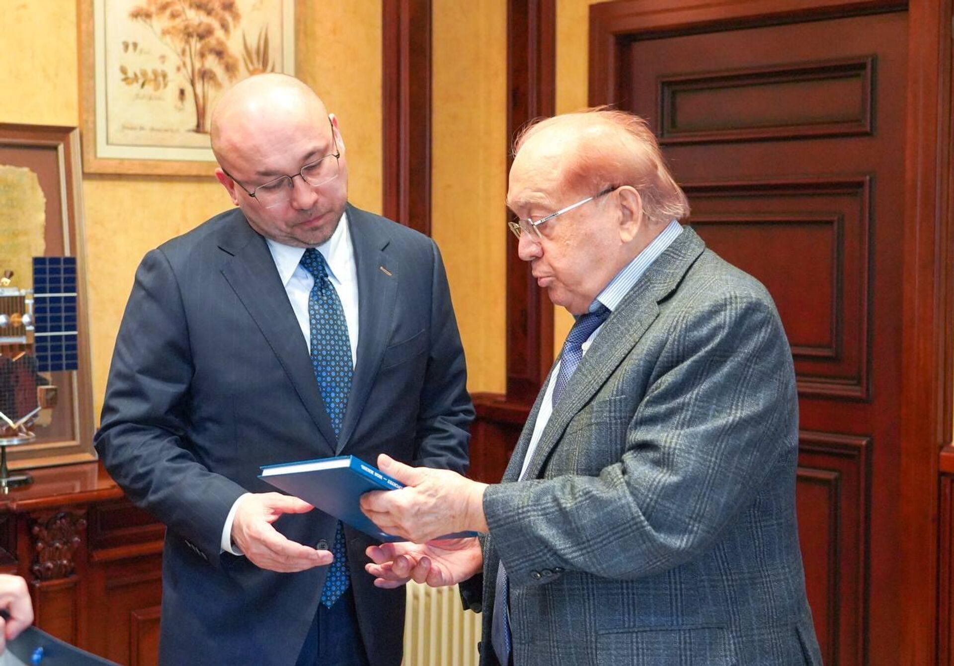 Даурен Абаев посетил МГУ  - Sputnik Казахстан, 1920, 16.04.2025