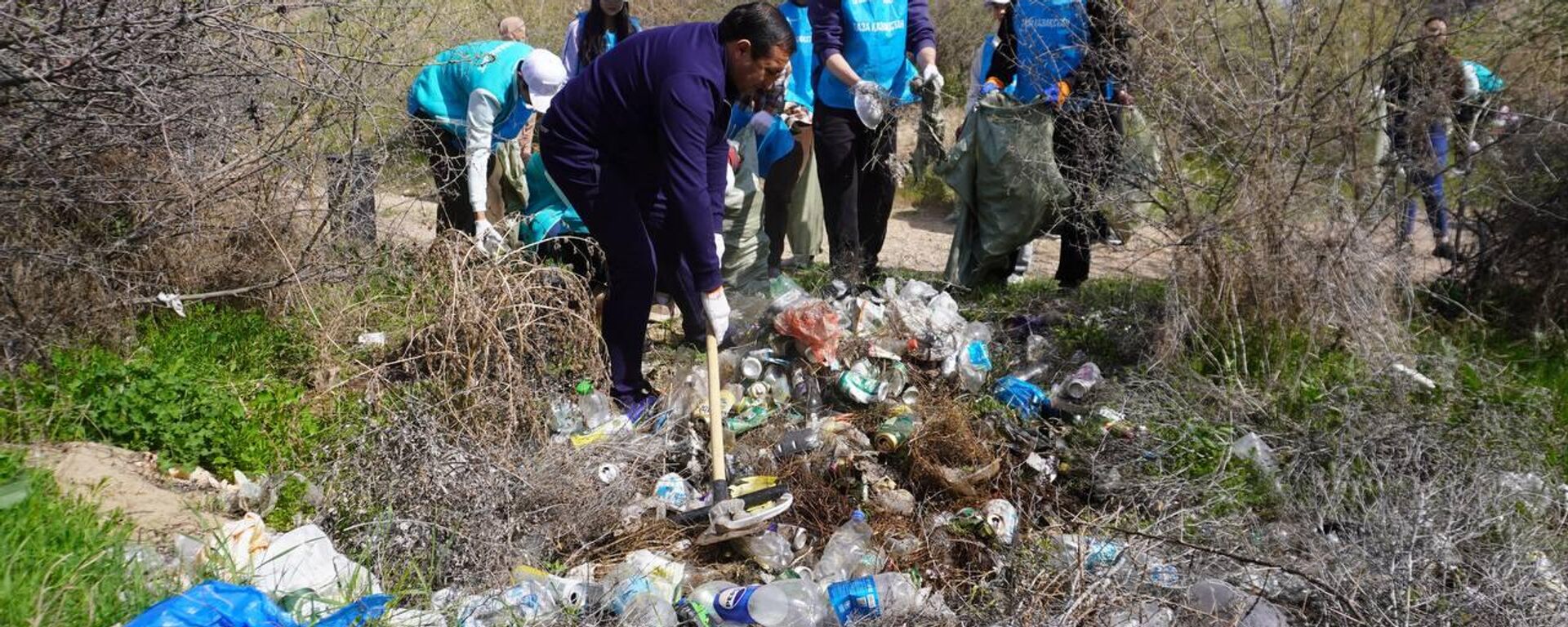 Іле жағасы қоқысқа көміліп қалған: бір күнде 30 тонна қалдық шығарылды - Sputnik Қазақстан, 1920, 19.04.2025