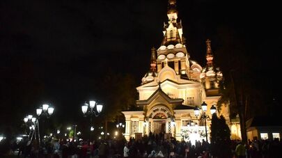 Верующие в ожидании Пасхальной службы в  Вознесенском соборе в парке 28 панфиловцев в Алматы 