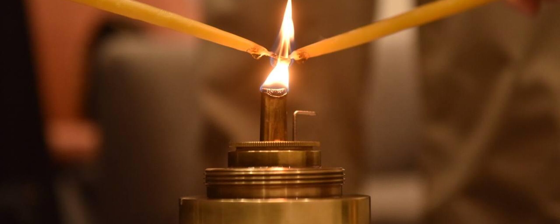 Благодатный огонь из храма Гроба Господня в Иерусалиме доставили в Алматы - Sputnik Казахстан, 1920, 20.04.2025