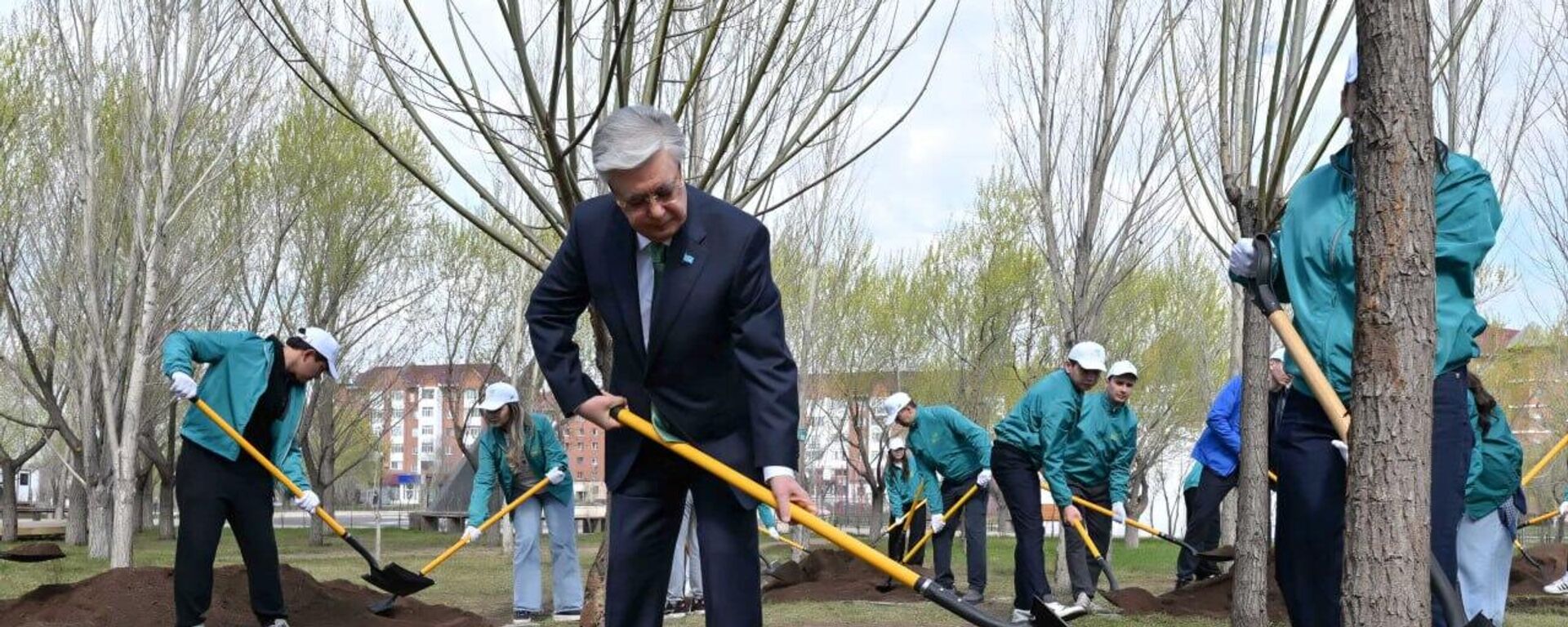 Тоқаев елордадағы саябақта ағаш отырғызды Тоқаев елордадағы саябақта ағаш отырғызды - Sputnik Қазақстан, 1920, 21.04.2025