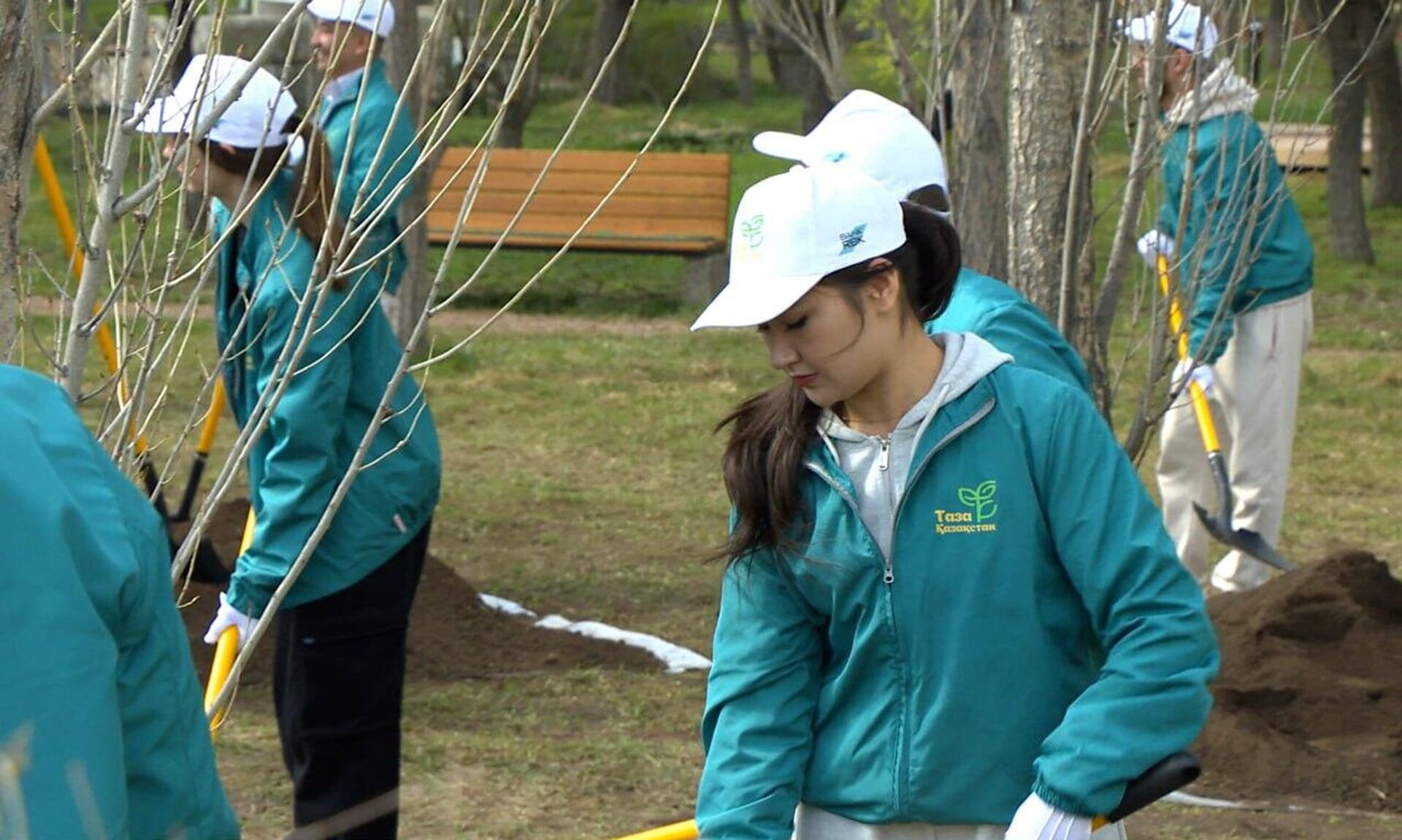 Токаев посадил дерево в столичном парке Жастар - Sputnik Казахстан, 1920, 21.04.2025