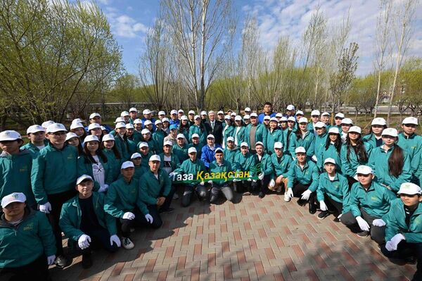 Токаев посадил дерево в столичном парке Жастар - Sputnik Казахстан