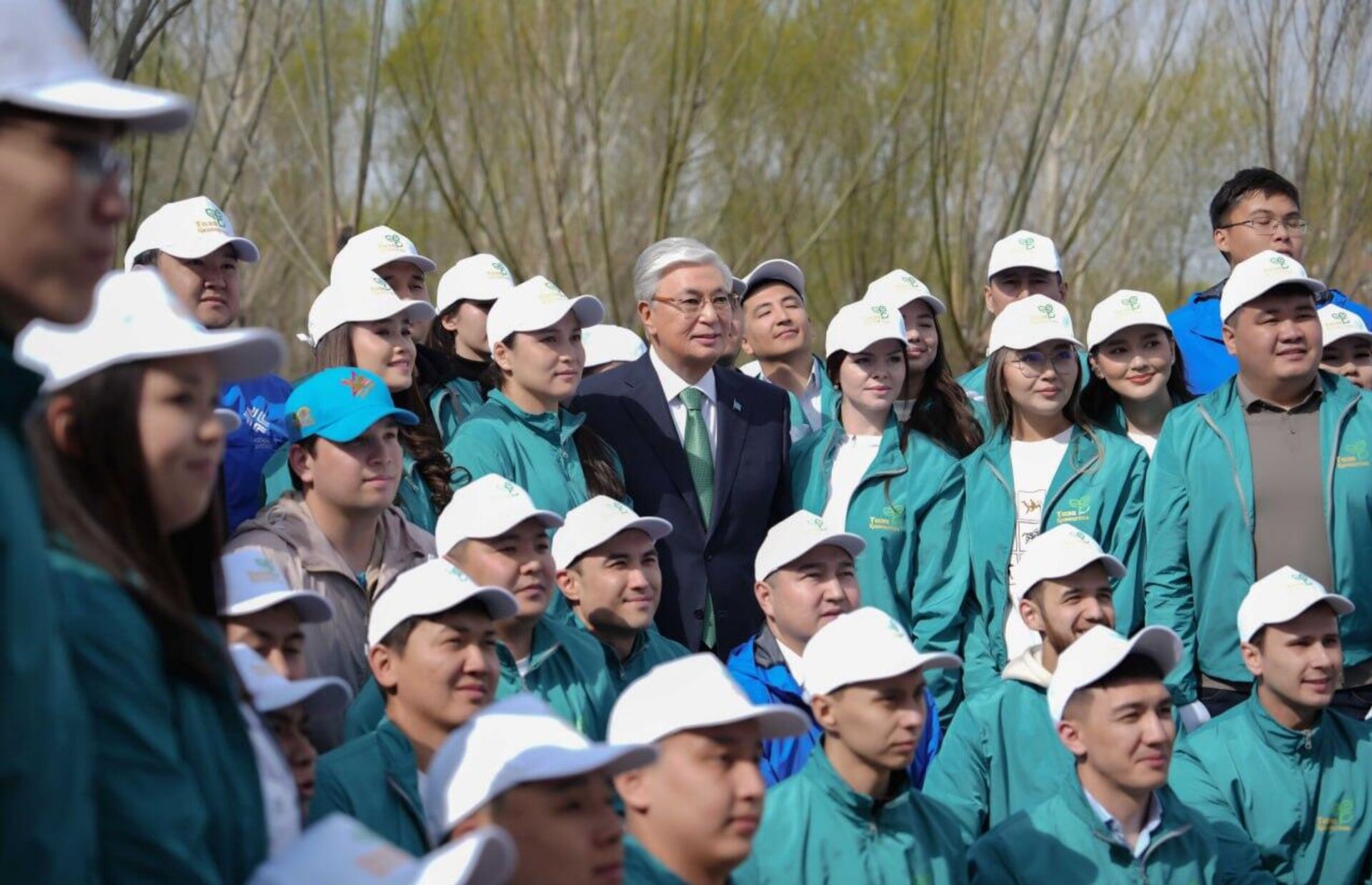 Токаев посадил дерево в столичном парке Жастар - Sputnik Казахстан, 1920, 21.04.2025