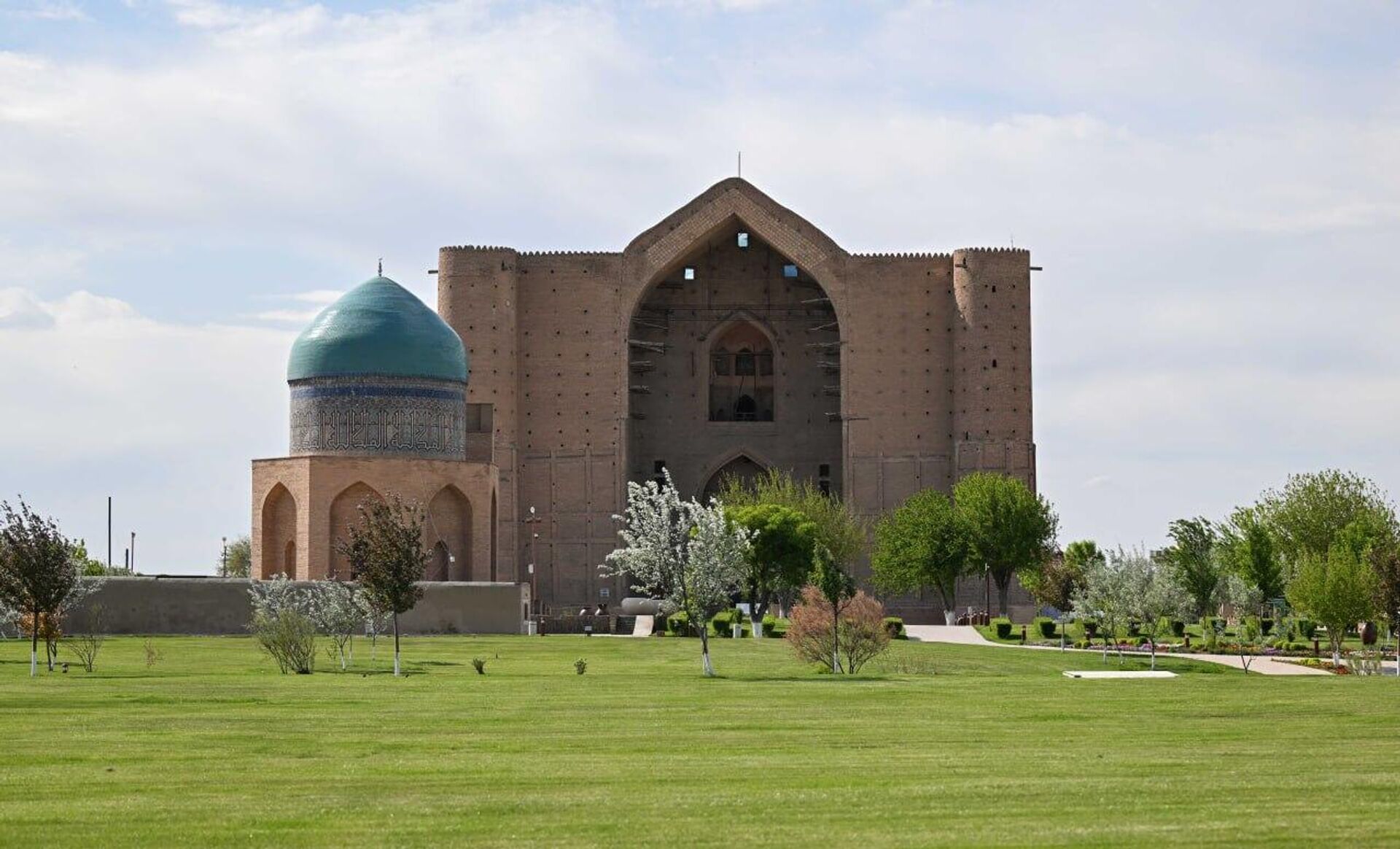 Тоқаев пен Бердімұхамедов Қожа Ахмет Ясауи кесенесіне зиярат етті - Sputnik Қазақстан, 1920, 21.04.2025