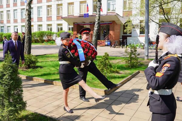 Даурен Абаев посетил московскую школу имени Алии Молдагуловой Даурен Абаев посетил московскую школу имени Алии Молдагуловой - Sputnik Казахстан