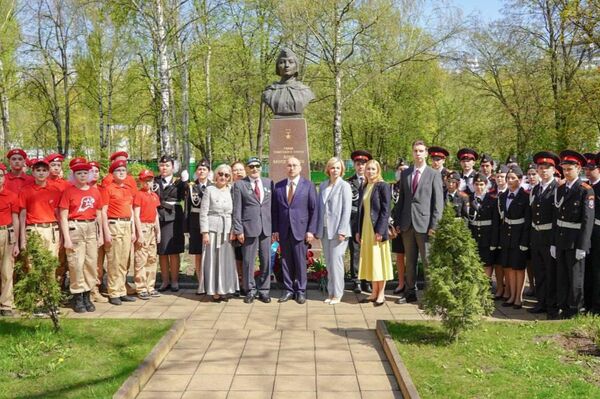 Даурен Абаев посетил московскую школу имени Алии Молдагуловой Даурен Абаев посетил московскую школу имени Алии Молдагуловой - Sputnik Казахстан