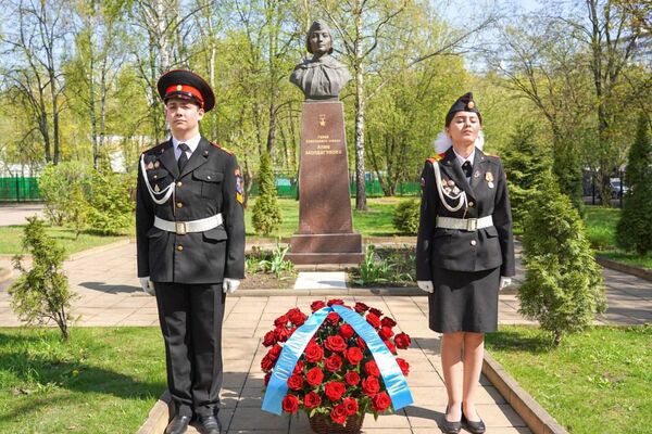 Даурен Абаев посетил московскую школу имени Алии Молдагуловой Даурен Абаев посетил московскую школу имени Алии Молдагуловой - Sputnik Казахстан
