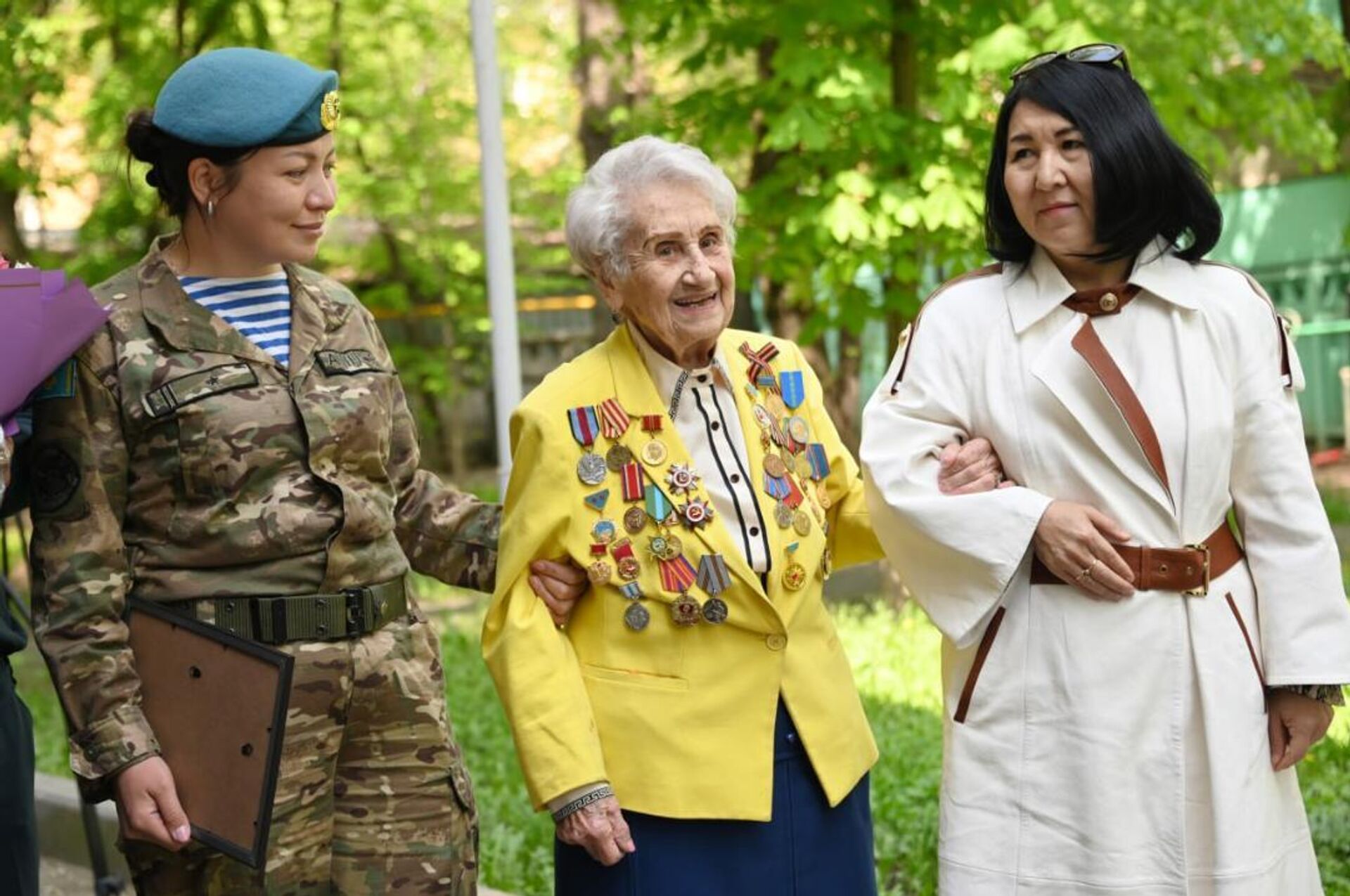 В Алматы военные поздравили ветерана Великой Отечественной Тамару Максимову В Алматы военные поздравили ветерана Великой Отечественной Тамару Максимову - Sputnik Казахстан, 1920, 24.04.2025