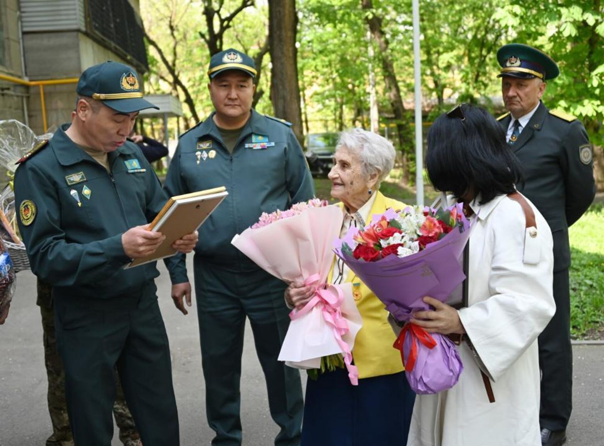 В Алматы военные поздравили ветерана Великой Отечественной Тамару Максимову В Алматы военные поздравили ветерана Великой Отечественной Тамару Максимову - Sputnik Казахстан, 1920, 24.04.2025