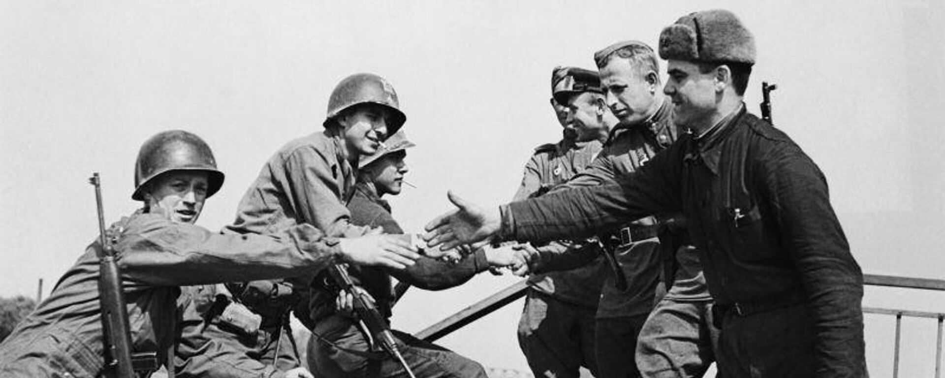 Встреча на Эльбе - Sputnik Казахстан, 1920, 03.06.2025