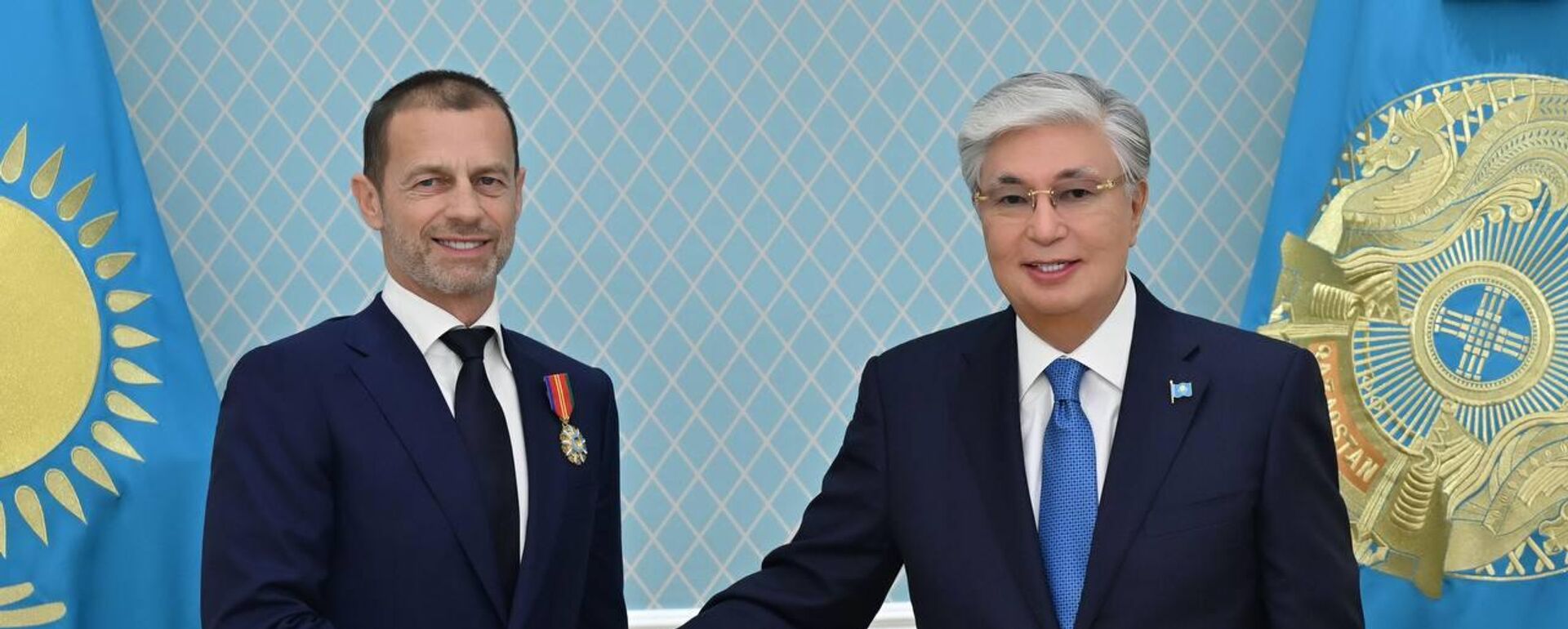  Токаев вручил президенту УЕФА Александеру Чеферину орден Достык II степени  - Sputnik Казахстан, 1920, 25.04.2025