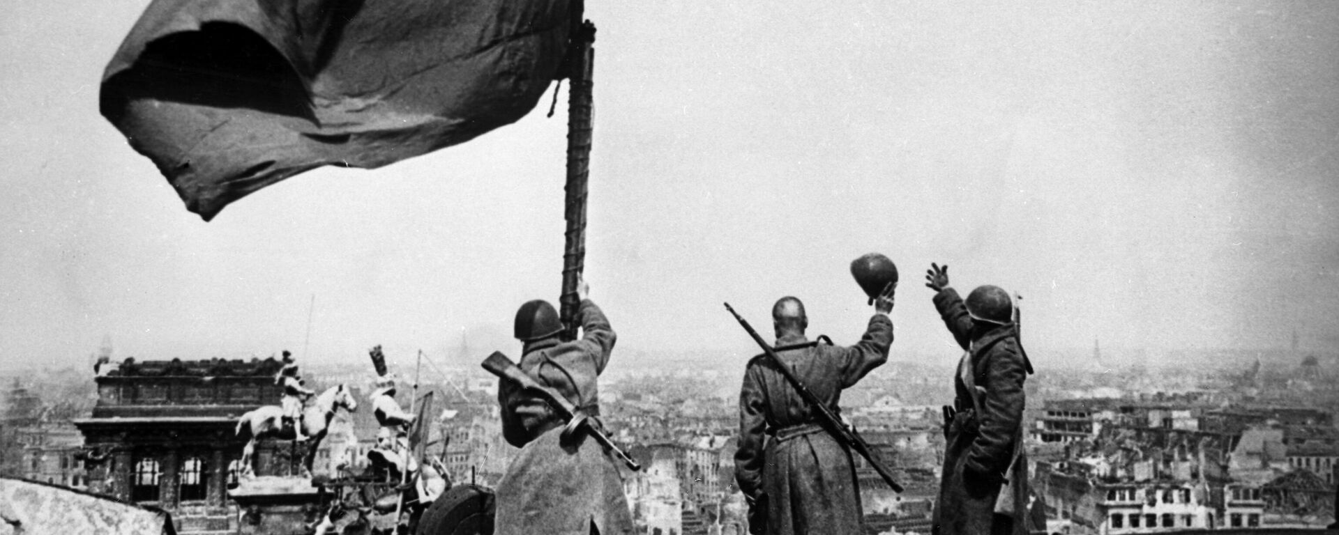 Великая Отечественная война 1941-1945 гг. Советское знамя над Рейхстагом. - Sputnik Казахстан, 1920, 28.05.2025