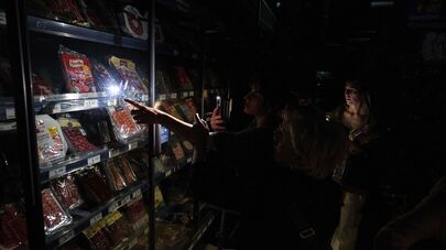 Люди покупают еду в супермаркете во время массового отключения электроэнергии в Памплоне, на севере Испании