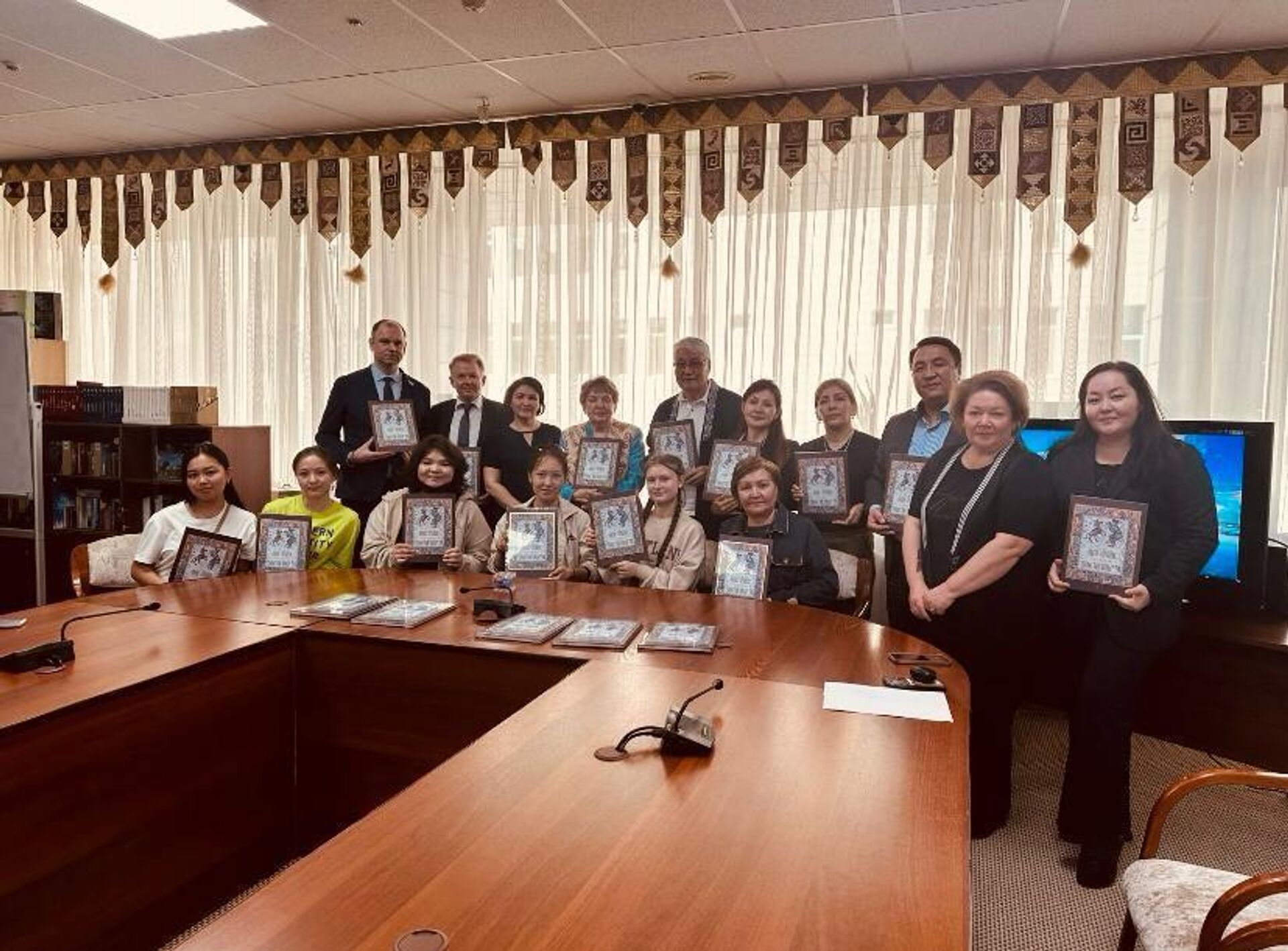 В Астане презентовали новое издание сказки Конек-Горбунок на казахском и русском языках. - Sputnik Казахстан, 1920, 02.05.2025