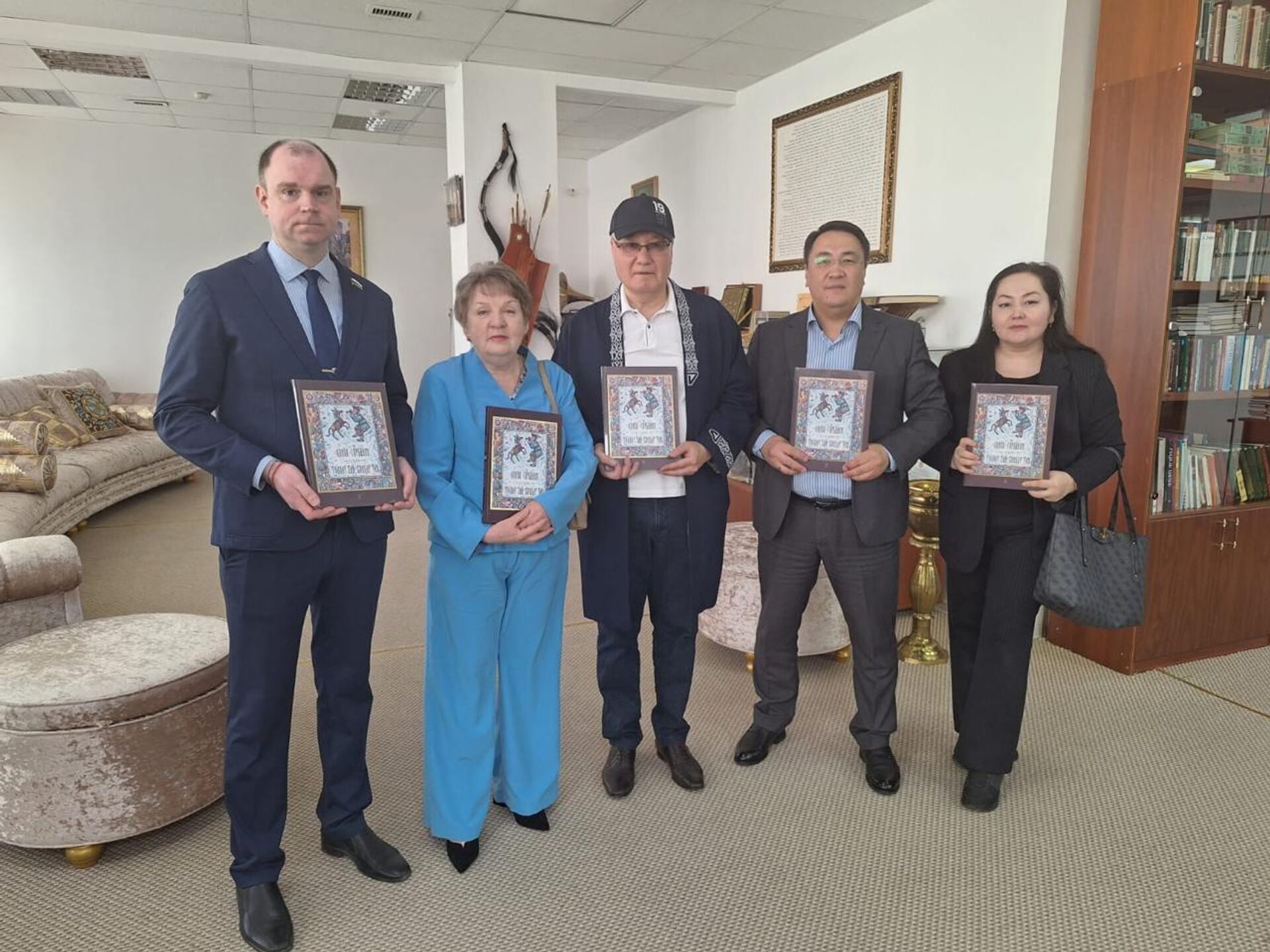 В Астане презентовали новое издание сказки Конек-Горбунок на казахском и русском языках. - Sputnik Казахстан, 1920, 02.05.2025