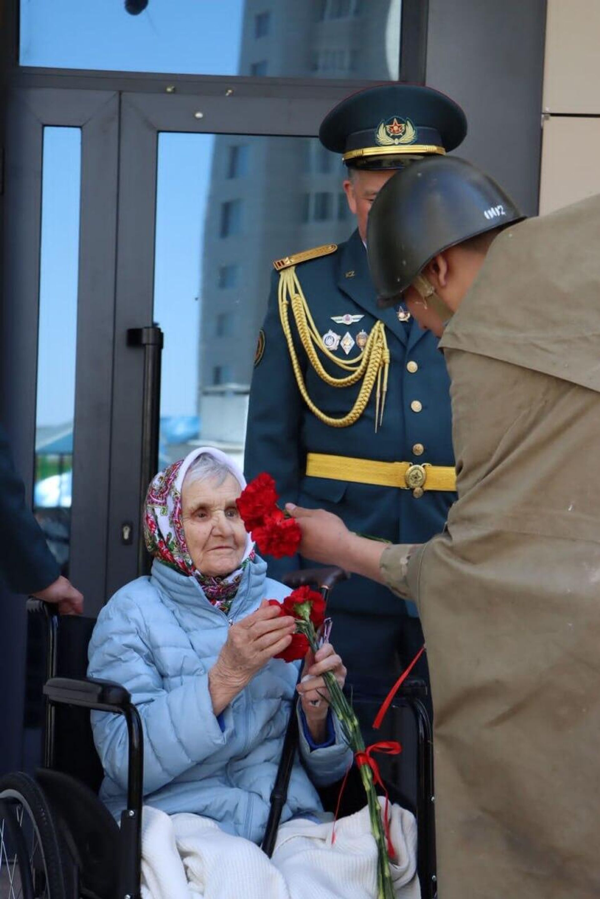 Гвардейцы вручили памятные медали  ветеранам в канун 80-летия Победы - Sputnik Казахстан, 1920, 06.05.2025