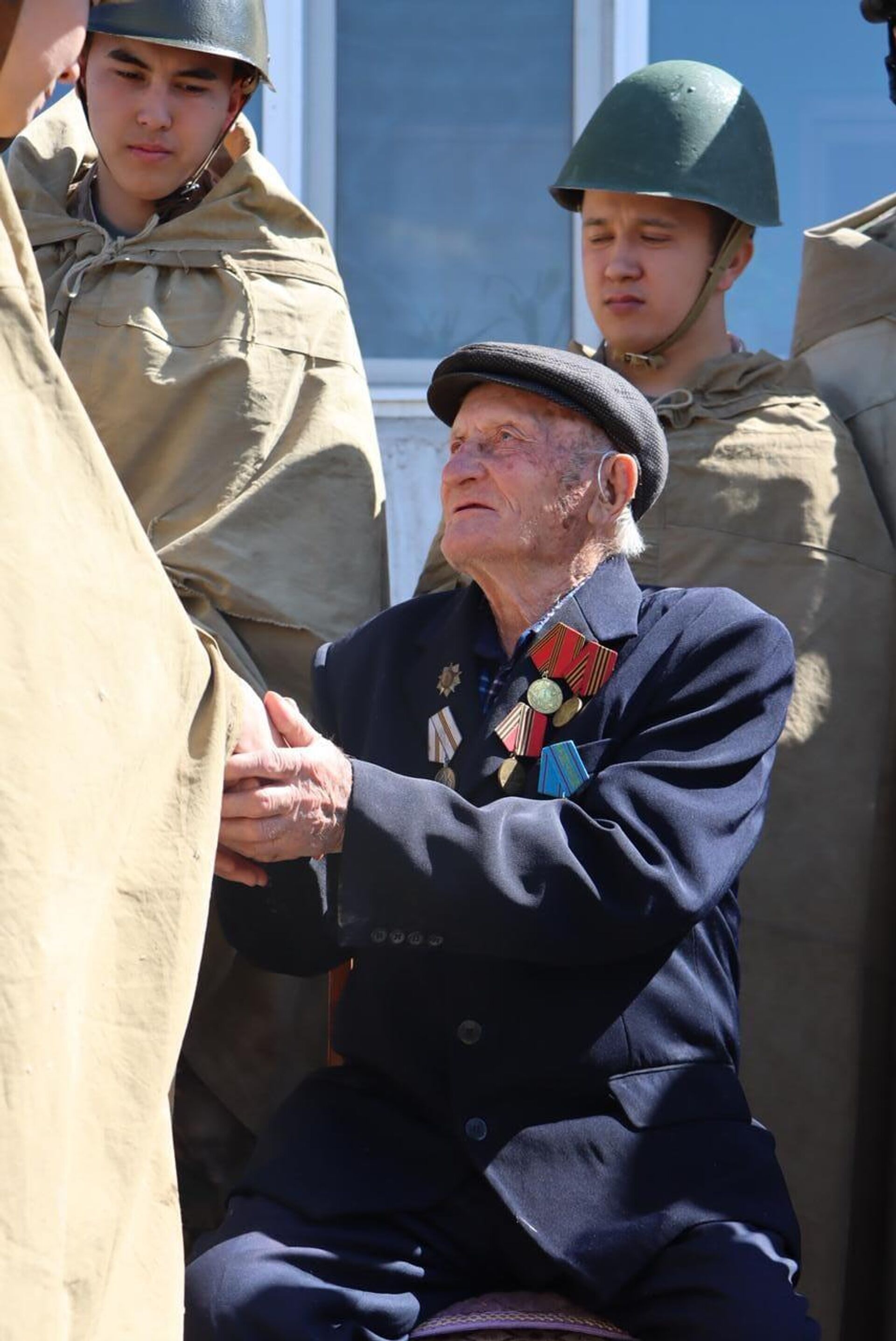 Гвардейцы вручили памятные медали  ветеранам в канун 80-летия Победы - Sputnik Казахстан, 1920, 06.05.2025