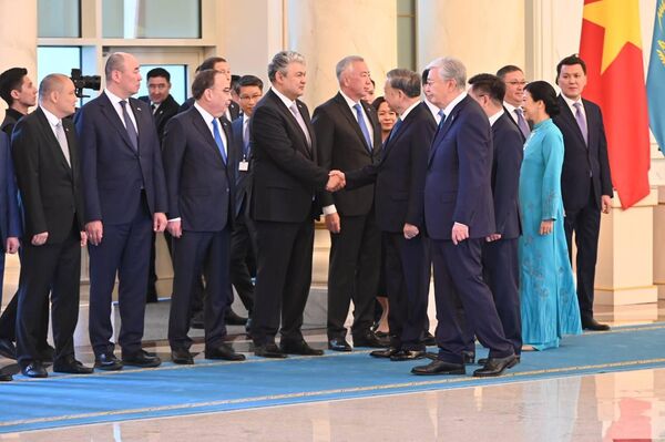  Токаев встретил Генсека ЦК Компартии Вьетнама То Лама - Sputnik Казахстан