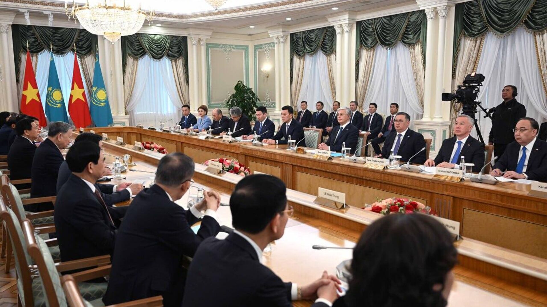 Переговоры президента Казахстана Касым-Жомарта Токаева с генсеком ЦК Компартии Вьетнама То Ламом Переговоры президента Казахстана Касым-Жомарта Токаева с генсеком ЦК Компартии Вьетнама То Ламом - Sputnik Казахстан, 1920, 06.05.2025