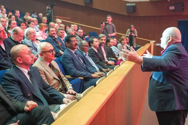 Посол Казахстана в РФ Даурен Абаев посетил торжественный концерт во ВГИКе - Sputnik Казахстан