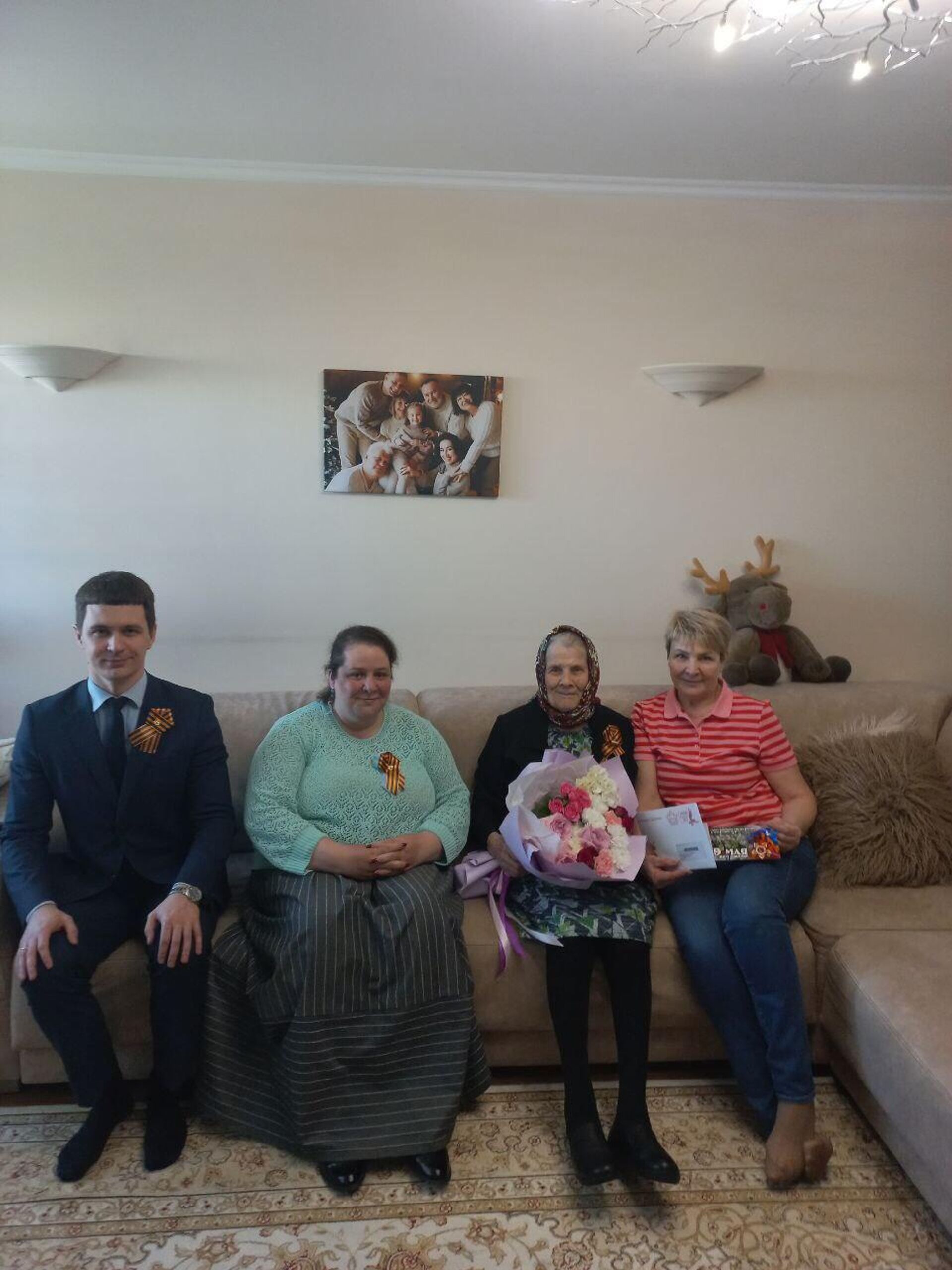 Российские дипломаты в Усть-Каменогорске передали поздравления с наступающим юбилейным Днем Победы ветеранам Великой Отечественной войны - Sputnik Казахстан, 1920, 07.05.2025