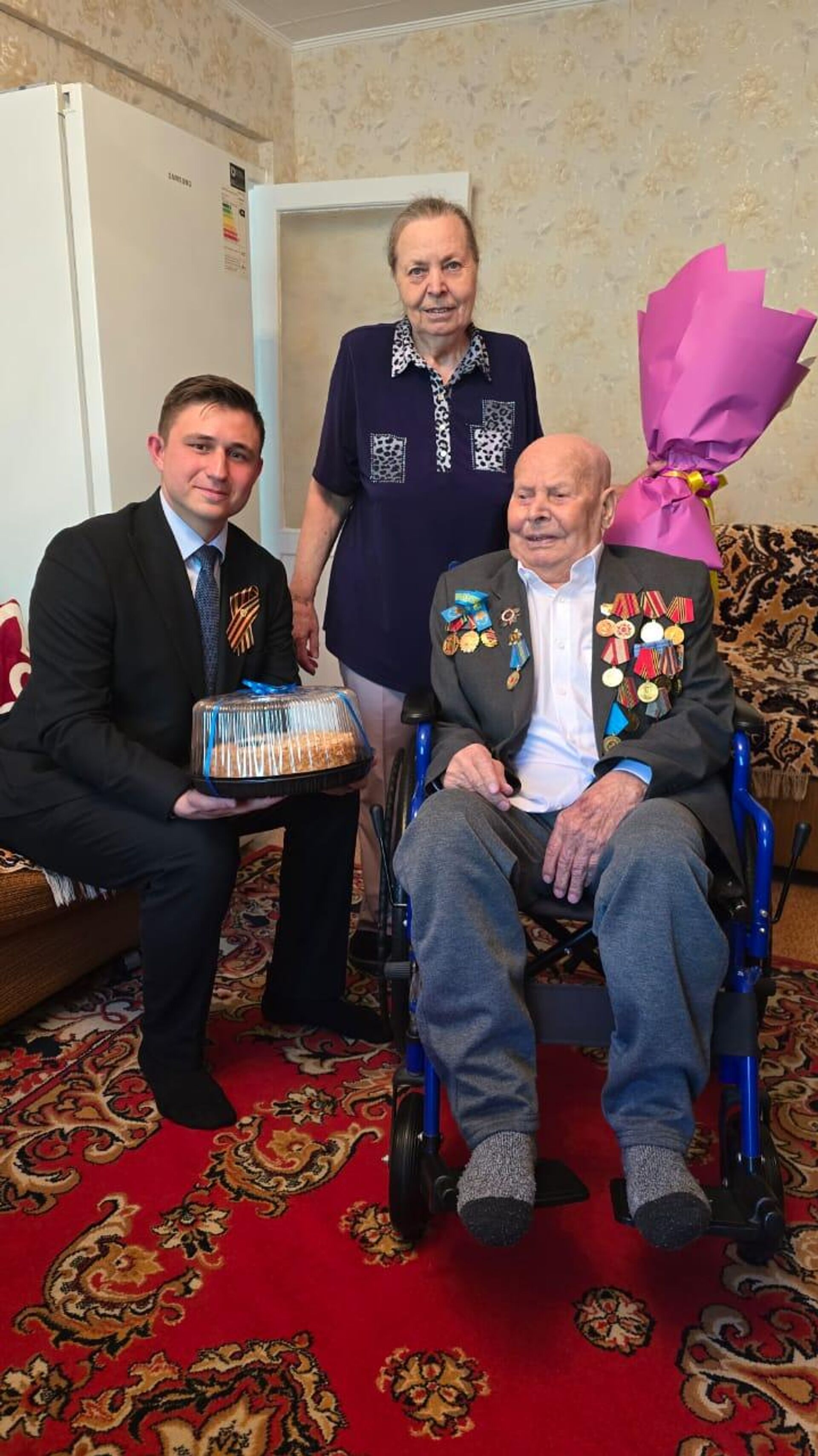 Российские дипломаты в Усть-Каменогорске передали поздравления с наступающим юбилейным Днем Победы ветеранам Великой Отечественной войны - Sputnik Казахстан, 1920, 07.05.2025