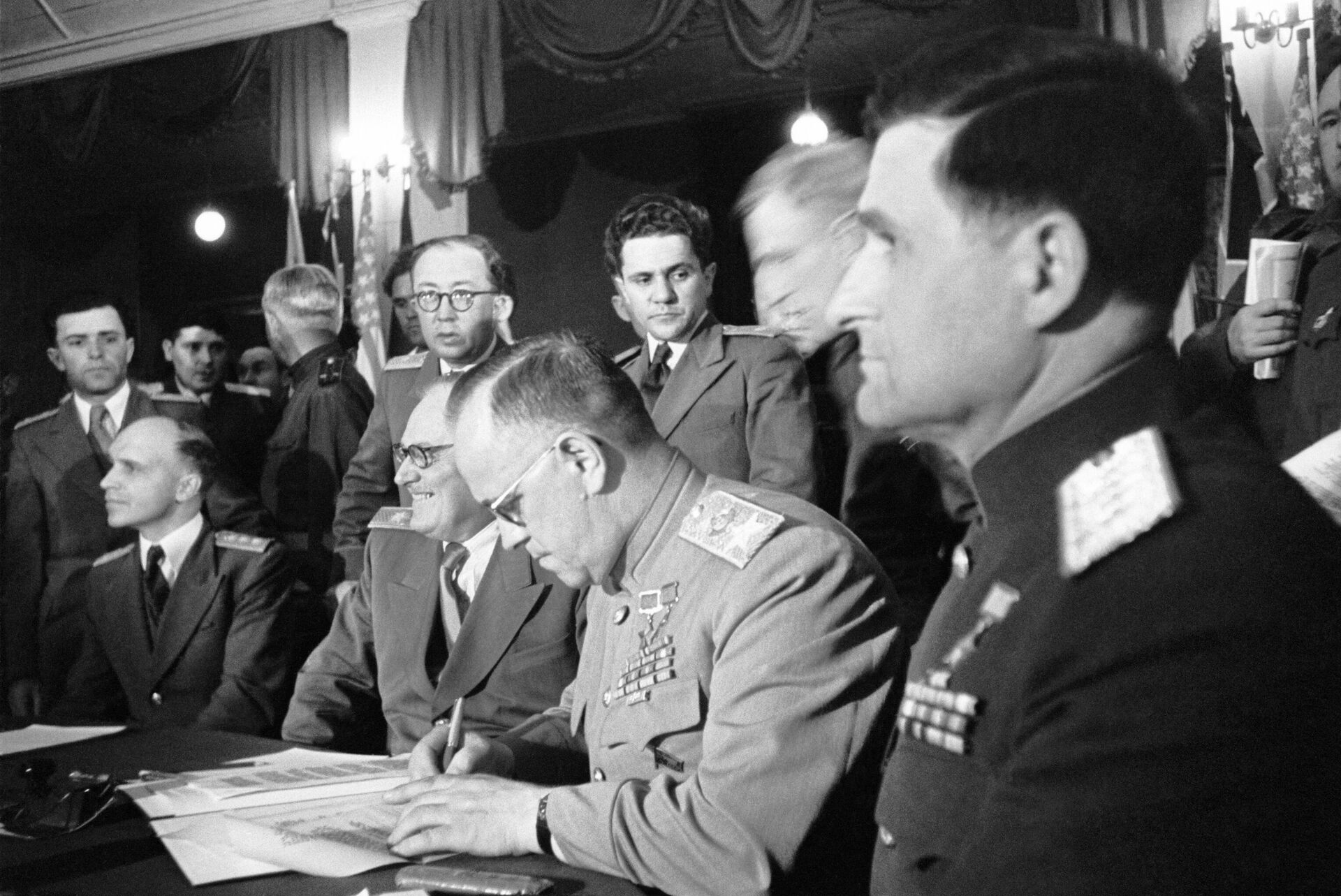 Жуков подписывает Декларацию о поражении Германии - Sputnik Казахстан, 1920, 08.05.2025