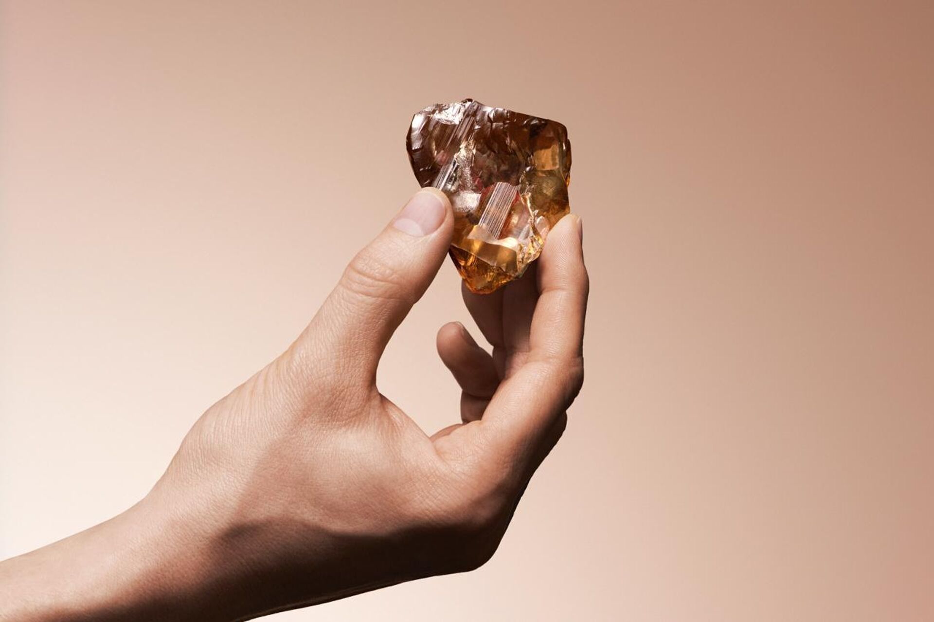 Самый крупный ювелирный алмаз в истории России  - Sputnik Казахстан, 1920, 08.05.2025