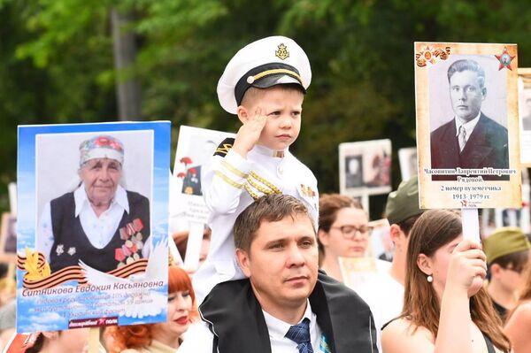 Алматыда "Батырларға тағзым" шеруі өтті. Алматыда "Батырларға тағзым" шеруі өтті. - Sputnik Қазақстан