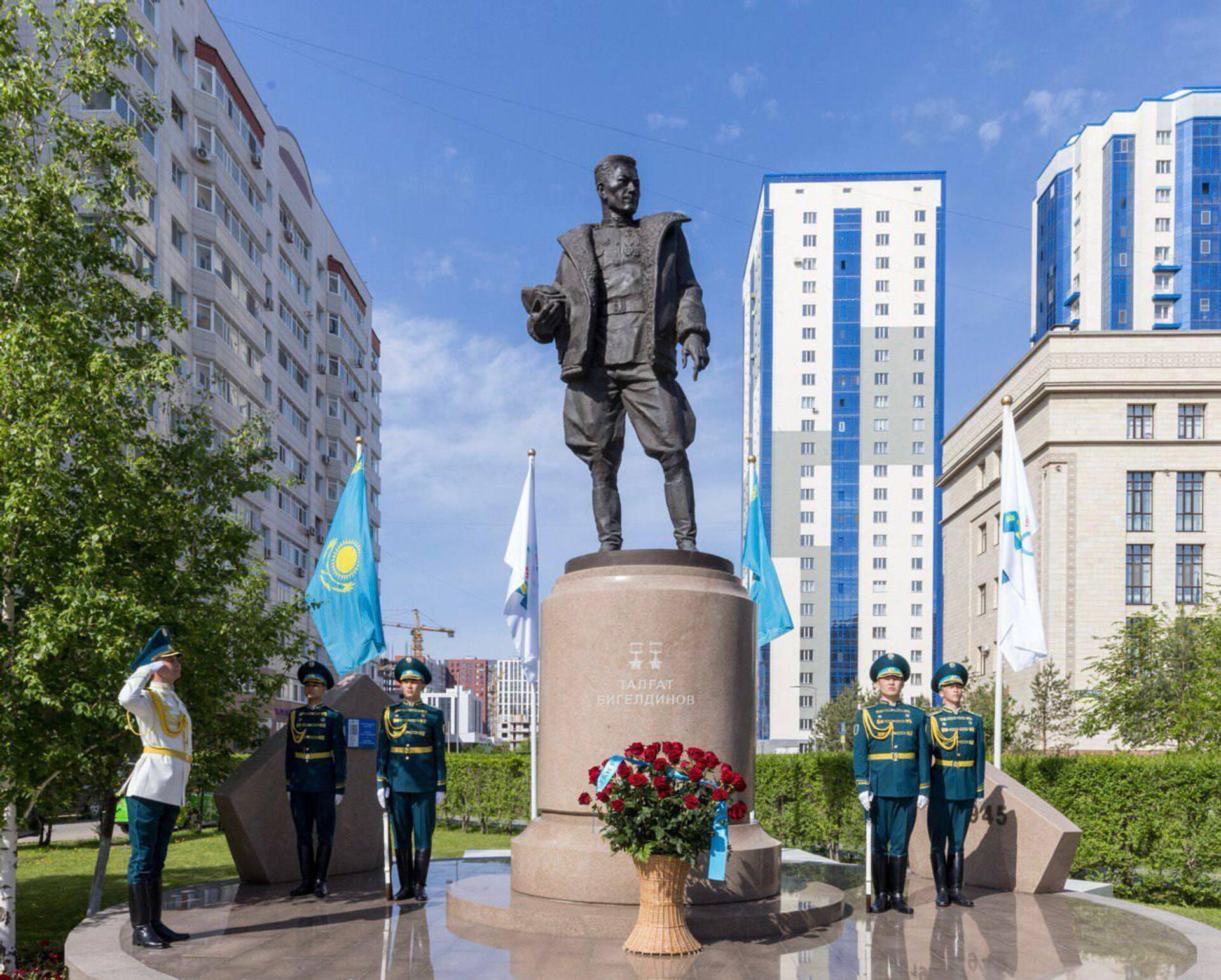 Премьер-министр Олжас Бектенов возложил цветы к памятнику легендарному казахстанскому летчику Талгату Бегельдинову Премьер-министр Олжас Бектенов возложил цветы к памятнику легендарному казахстанскому летчику Талгату Бегельдинову - Sputnik Казахстан, 1920, 09.05.2025