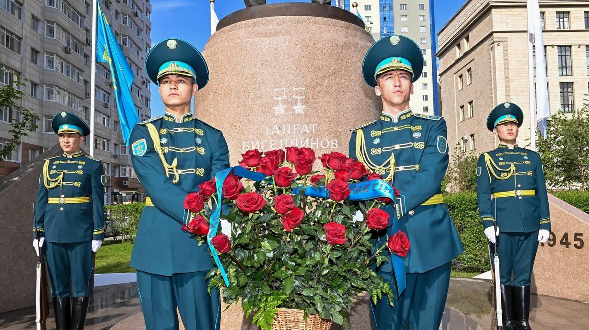 Премьер-министр Олжас Бектенов возложил цветы к памятнику легендарному казахстанскому летчику Талгату Бегельдинову Премьер-министр Олжас Бектенов возложил цветы к памятнику легендарному казахстанскому летчику Талгату Бегельдинову - Sputnik Казахстан, 1920, 09.05.2025