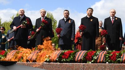 Церемония возложения цветов к Могиле Неизвестного солдата