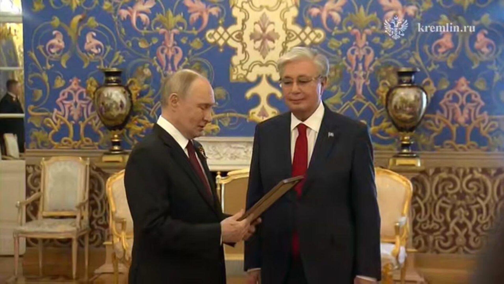 Путин передал Токаеву наградной лист его отца - Sputnik Казахстан, 1920, 09.07.2026