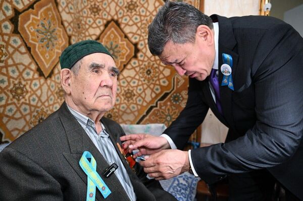 Аким Северо-Казахстанской области Гауез Нурмухамбетов навестил ветеранов  - Sputnik Казахстан