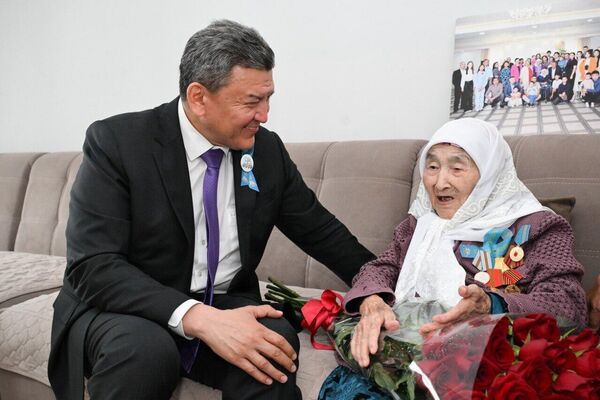 Аким Северо-Казахстанской области Гауез Нурмухамбетов навестил ветеранов  - Sputnik Казахстан