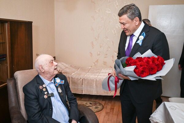 Аким Северо-Казахстанской области Гауез Нурмухамбетов навестил ветеранов  - Sputnik Казахстан