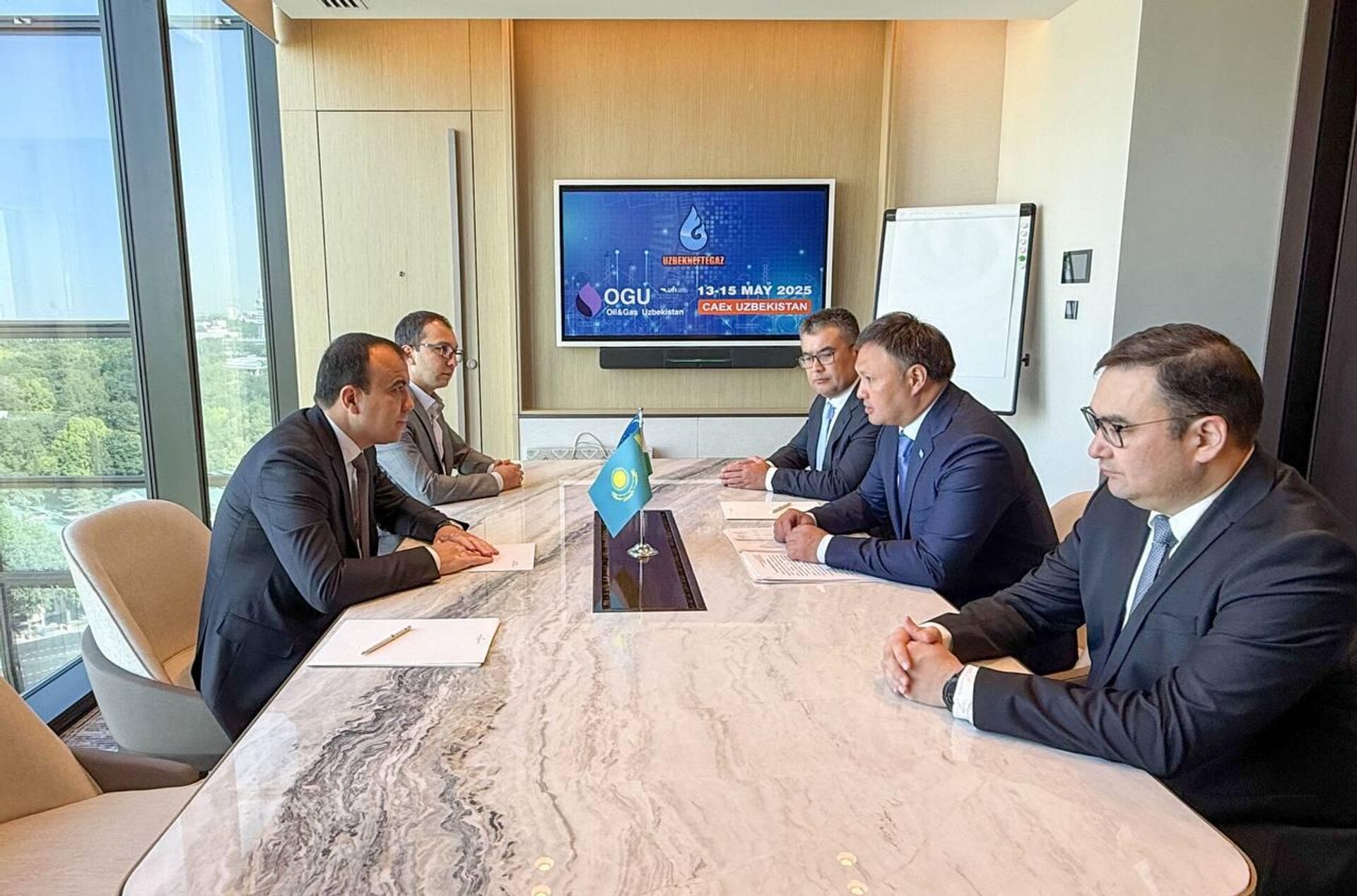 Глава КазМунайГаз (КМГ) Асхат Хасенов вТашкенте встретился с председателем правления Узбекнефтегаз (УНГ) Баходиржоном Сидиковым - Sputnik Казахстан, 1920, 13.05.2025