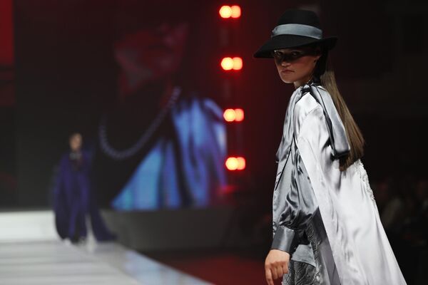 Дизайнерлер заманауи стильде этникалық үлгілерді қолдана отырып, мәдениет күнделікті өмірдің бір бөлшегі екенін көрсете білді. - Sputnik Қазақстан