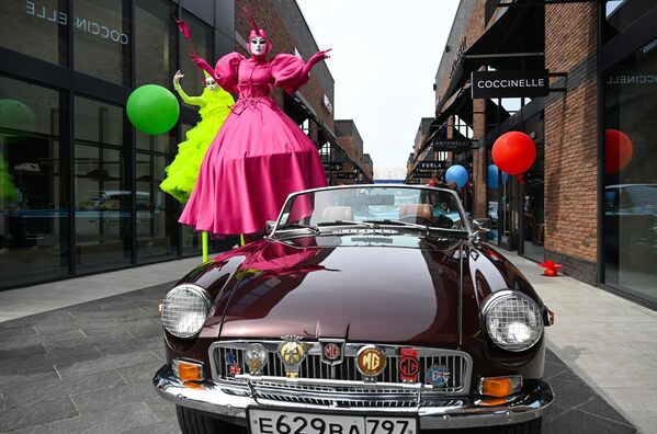 Ежегодное ралли классических автомобилей на территории торгового комплекса Архангельское Аутлет стало его визитной карточкой и неизменно собирает ценителей автомобильной истории. Ежегодное ралли классических автомобилей на территории торгового комплекса Архангельское Аутлет стало его визитной карточкой и неизменно собирает ценителей автомобильной истории. - Sputnik Казахстан